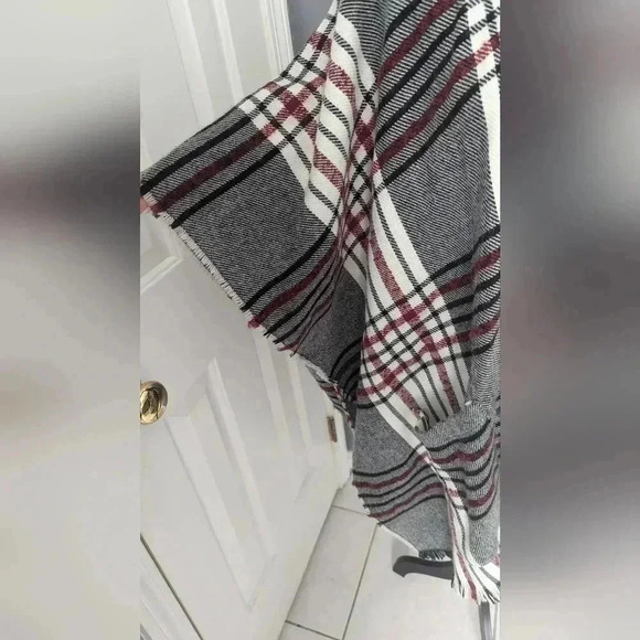 Quagga Plaid Print Poncho With Pockets One Size (EUC) - Picture 9 of 14